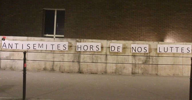 Collages devant les universités parisiennes — slide 1