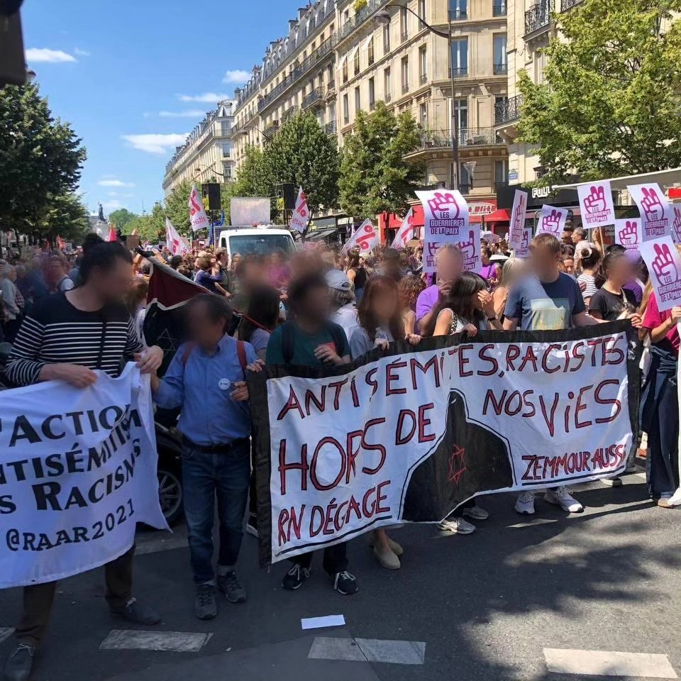 Manifestation féministe contre l’extrême droite — slide 1