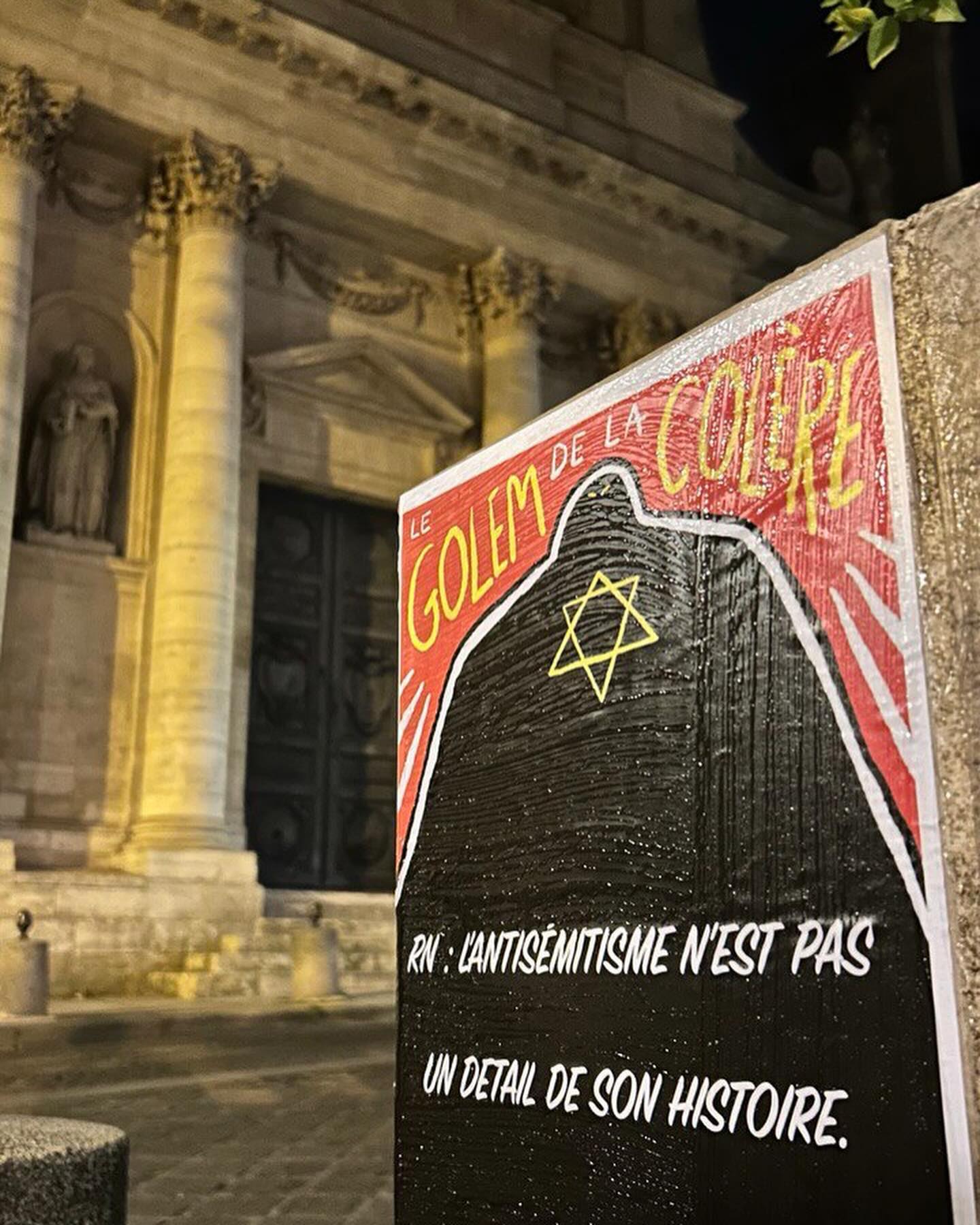 Les fascistes défilent dans Paris. — slide 1